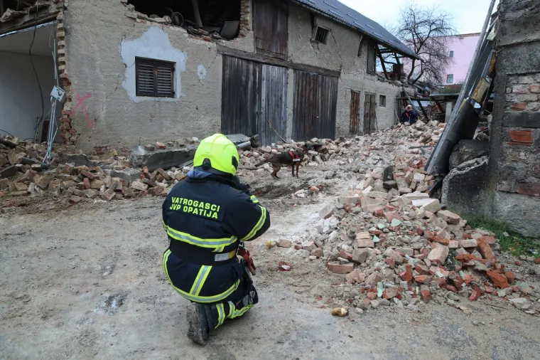 Vatrogascima javili da se u uru&scaron;enoj kući nalaze žena i dijete. Na sreću, bio je lažni alarm