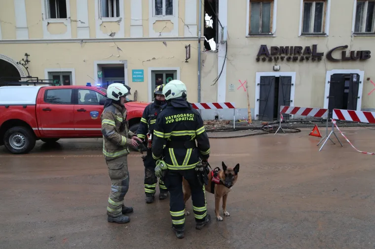 Vatrogascima javili da se u uru&scaron;enoj kući nalaze žena i dijete. Na sreću, bio je lažni alarm