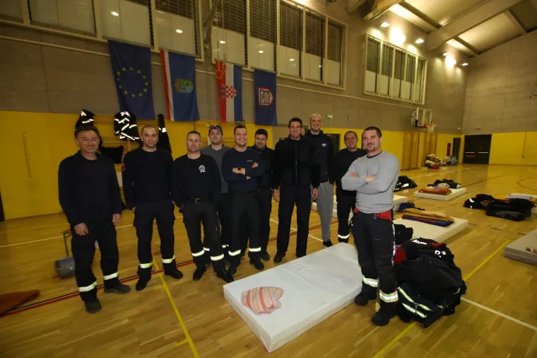 Doček u prihvatnom centru: Pogledajte kako su Novu godinu dočekali u Glini