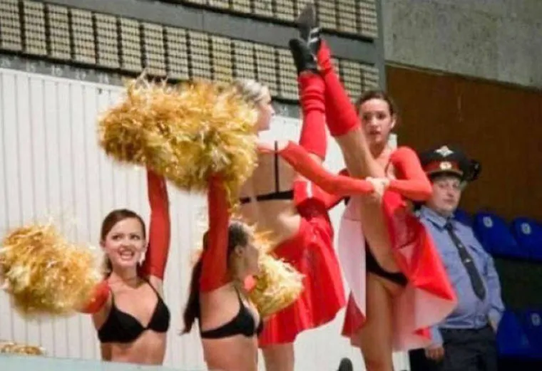 Stvarno je bizarno na &scaron;to su sve mu&scaron;karci spremni kako bi bacili pogled na 'zabranjeno voće'