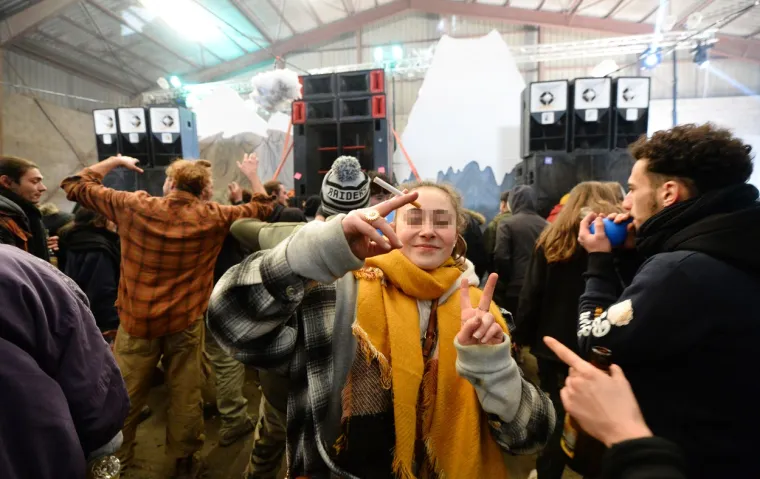 Više od 2500 ljudi našlo se na ilegalno organiziranom rave partyju u Francuskoj, dok se zemlja nastavlja boriti s koronavirusom. Zabava, koja se održava u skladištu u Lieuronu u blizini Rennesa u Bretanji, počela je u četvrtak i još uvijek traje. Veliki broj sudionika je iz Velike Britanije i Španjolske. Gosti su se sukobili s policijom, zapalivši jedan automobil i bacajući predmete na policajce koji su pokušali okončati događaj. Najmanje tri policajca su ozlijeđena. (Foto: Profimedia)