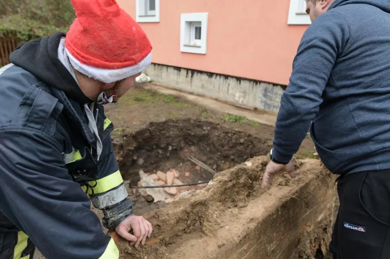 TLO U BANOVINI NE MIRUJE: U dvorištu obiteljske kuće u Mečenčanima pojavila se ogromna rupa
