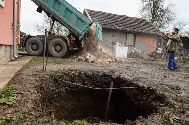 TLO U BANOVINI NE MIRUJE: U dvorištu obiteljske kuće u Mečenčanima pojavila se ogromna rupa