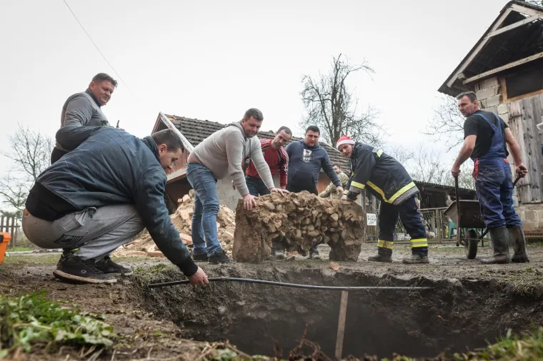 TLO U BANOVINI NE MIRUJE: U dvorištu obiteljske kuće u Mečenčanima pojavila se ogromna rupa