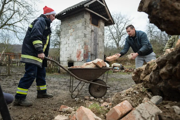 TLO U BANOVINI NE MIRUJE: U dvorištu obiteljske kuće u Mečenčanima pojavila se ogromna rupa