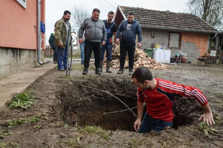 TLO U BANOVINI NE MIRUJE: U dvorištu obiteljske kuće u Mečenčanima pojavila se ogromna rupa