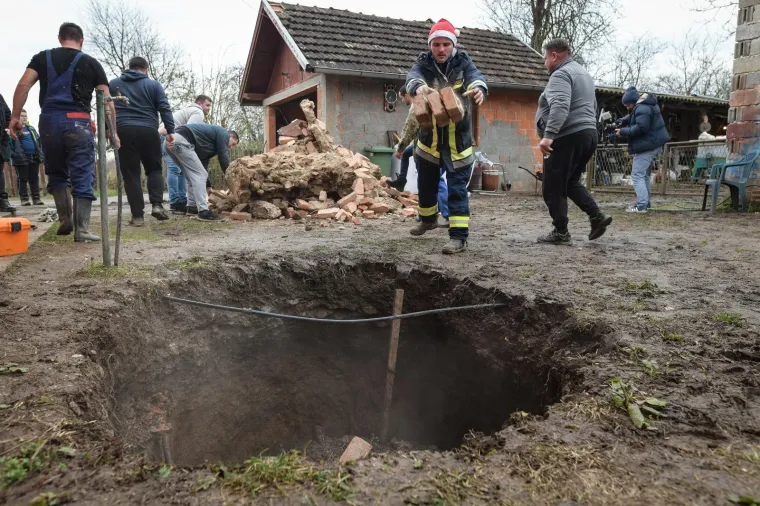 TLO U BANOVINI NE MIRUJE: U dvorištu obiteljske kuće u Mečenčanima pojavila se ogromna rupa