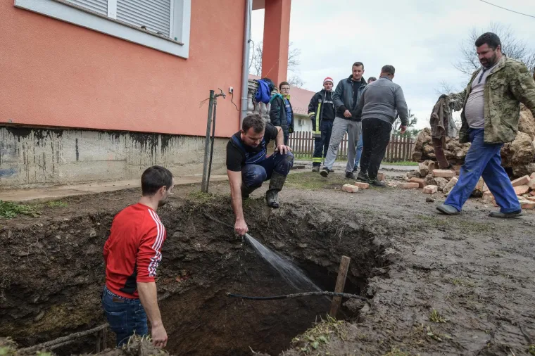 TLO U BANOVINI NE MIRUJE: U dvorištu obiteljske kuće u Mečenčanima pojavila se ogromna rupa