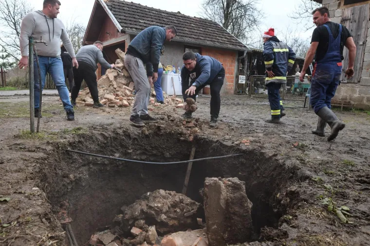 TLO U BANOVINI NE MIRUJE: U dvorištu obiteljske kuće u Mečenčanima pojavila se ogromna rupa