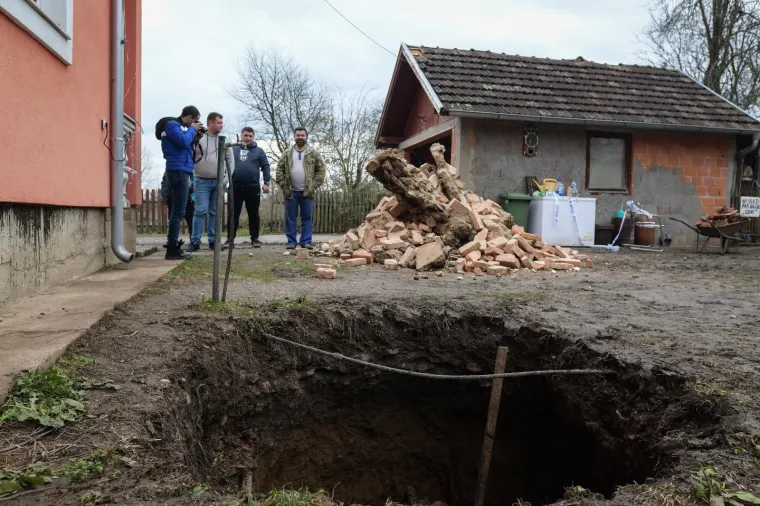 TLO U BANOVINI NE MIRUJE: U dvorištu obiteljske kuće u Mečenčanima pojavila se ogromna rupa