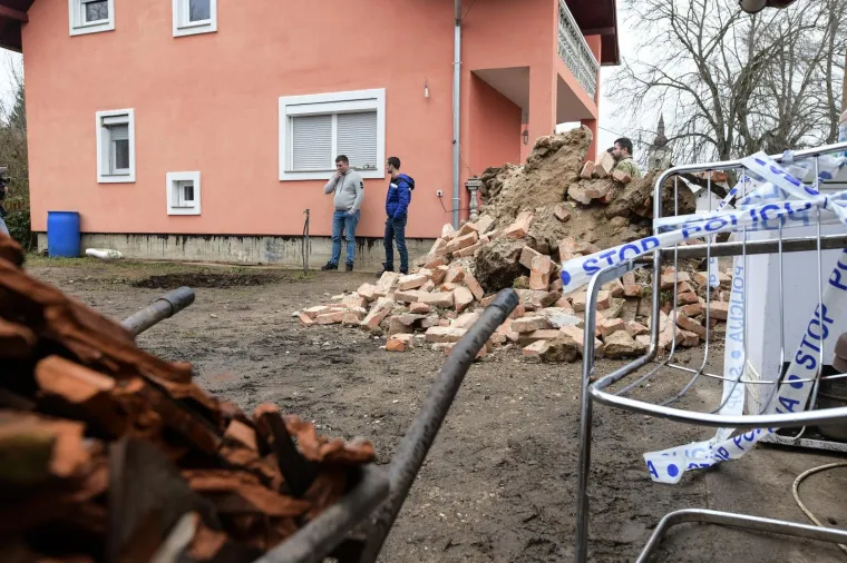 TLO U BANOVINI NE MIRUJE: U dvorištu obiteljske kuće u Mečenčanima pojavila se ogromna rupa
