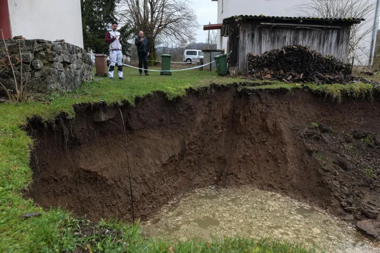 TLO U BANOVINI NE MIRUJE: U dvorištu obiteljske kuće u Mečenčanima pojavila se ogromna rupa
