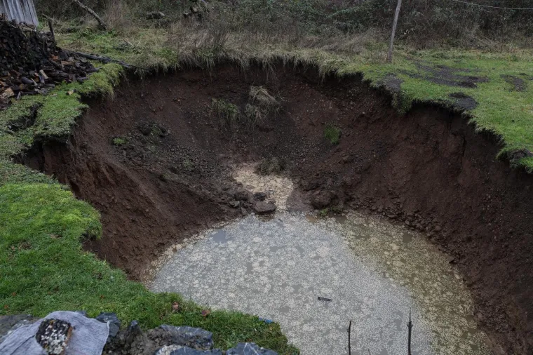 Rupa se nalazi u dvori&scaron;tu kuće jedne obitelji