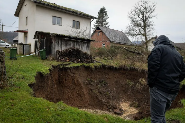 U naselju Mečenčani u Sisačko-moslavačkoj županiji otvorila se rupa u zemlji