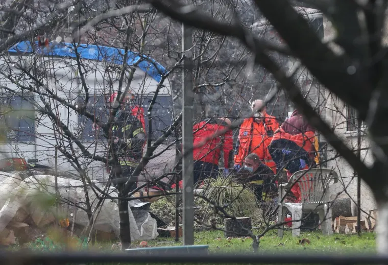 Očevid nakon tragedije u Petrinji: Muškarca koji je pao s krova reanimirali su 30 minuta. Nije mu bilo spasa...