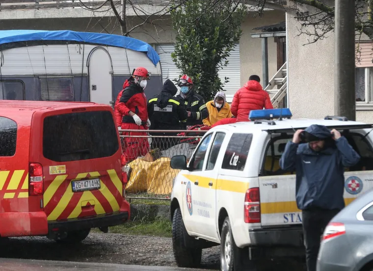 Očevid nakon tragedije u Petrinji: Muškarca koji je pao s krova reanimirali su 30 minuta. Nije mu bilo spasa...