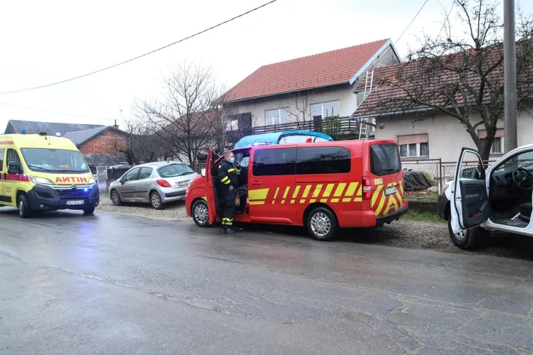 Očevid nakon tragedije u Petrinji: Muškarca koji je pao s krova reanimirali su 30 minuta. Nije mu bilo spasa...