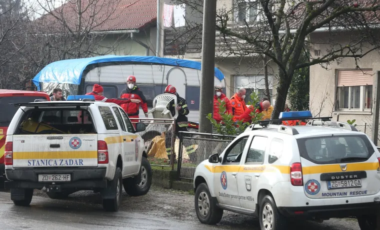 Očevid nakon tragedije u Petrinji: Muškarca koji je pao s krova reanimirali su 30 minuta. Nije mu bilo spasa...