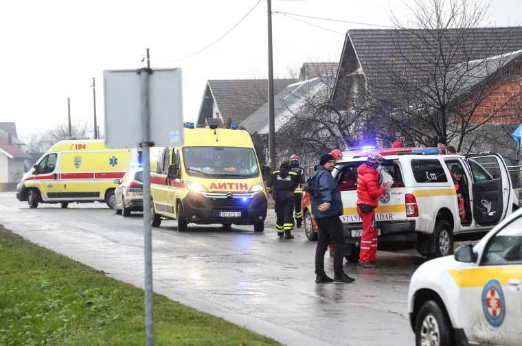 Očevid nakon tragedije u Petrinji: Muškarca koji je pao s krova reanimirali su 30 minuta. Nije mu bilo spasa...