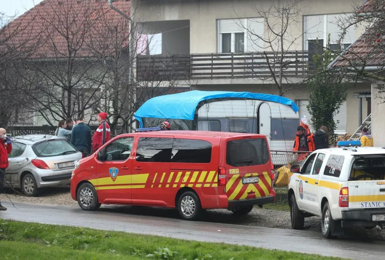 Očevid nakon tragedije u Petrinji: Muškarca koji je pao s krova reanimirali su 30 minuta. Nije mu bilo spasa...