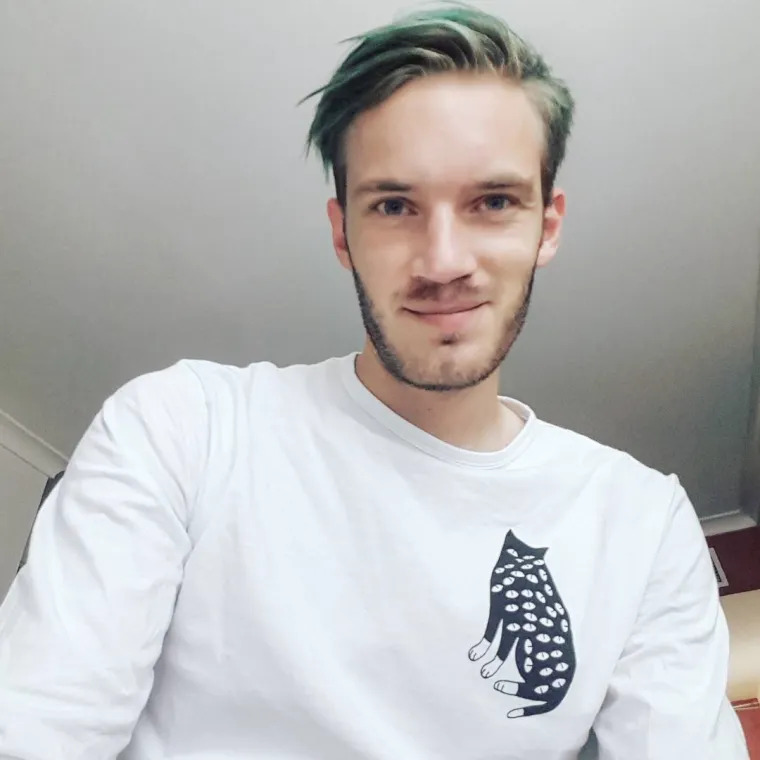 Radi se o popularnom švedskom YouTuberu Felixu Kjællbergu, poznatijim pod nadimkom PewDiePie.