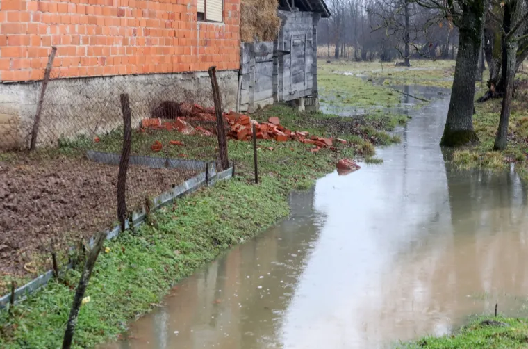 Ima li kraja nevoljama? Nakon potresa Majskim Poljanama zbog dugotrajne kiše prijete poplave