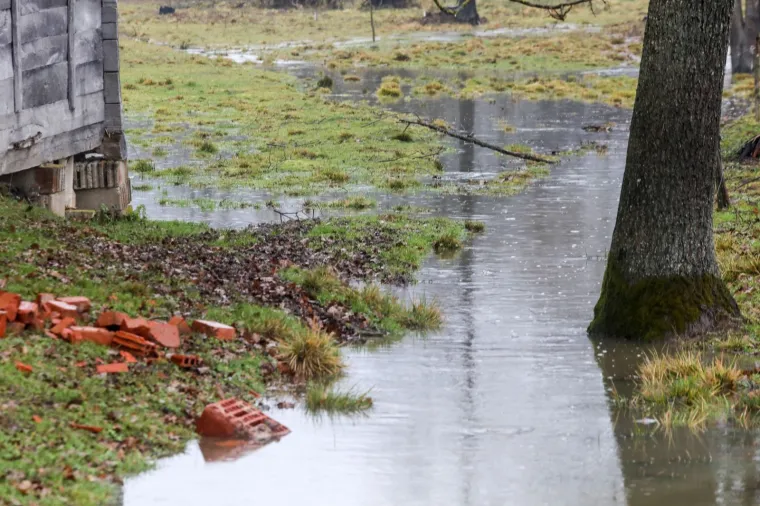 Ima li kraja nevoljama? Nakon potresa Majskim Poljanama zbog dugotrajne ki&scaron;e prijete poplave