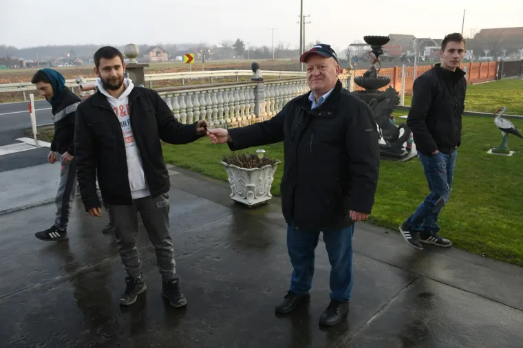 Poklonio auto petrinjskoj obitelji koja čeka prinovu