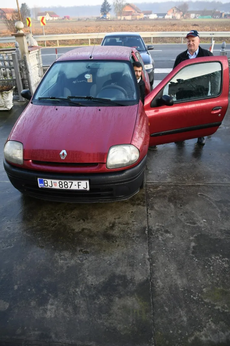 Poklonio auto petrinjskoj obitelji koja čeka prinovu