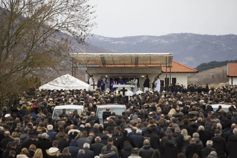 Hercegovina zavijena u crno: Prijatelji nose lijesove. Čuju se samo suze i jecaji