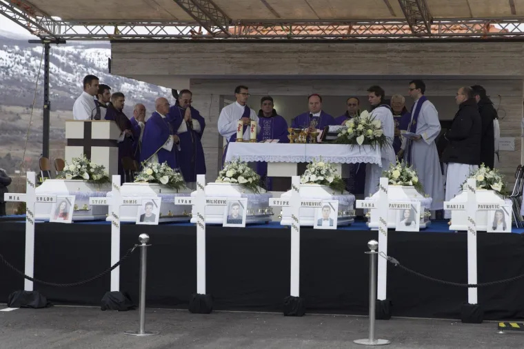 Hercegovina zavijena u crno: Prijatelji nose lijesove. Čuju se samo suze i jecaji