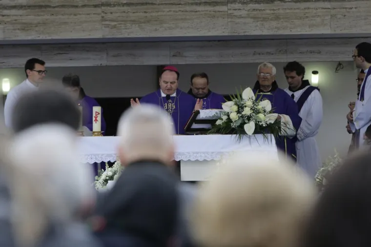 Hercegovina zavijena u crno: Prijatelji nose lijesove. Čuju se samo suze i jecaji