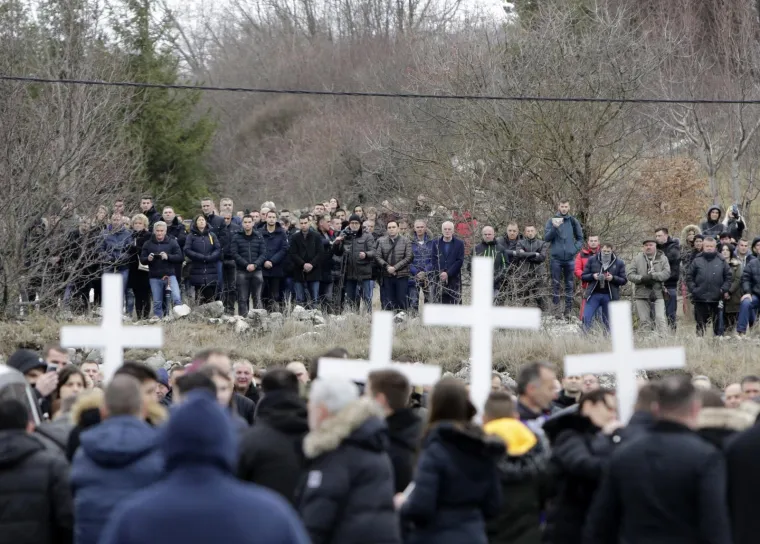 Hercegovina zavijena u crno: Prijatelji nose lijesove. Čuju se samo suze i jecaji