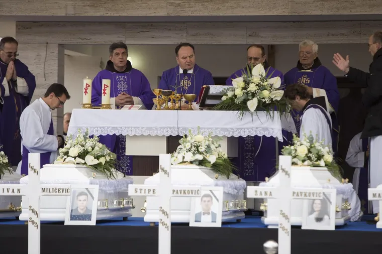 Hercegovina zavijena u crno: Prijatelji nose lijesove. Čuju se samo suze i jecaji