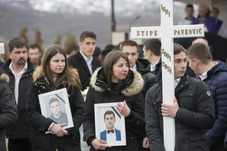 Hercegovina zavijena u crno: Prijatelji nose lijesove. Čuju se samo suze i jecaji