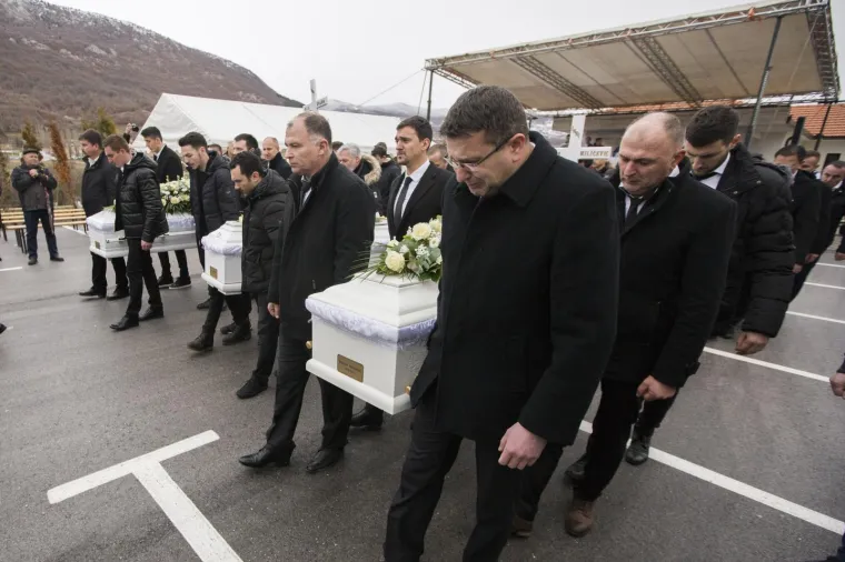 Hercegovina zavijena u crno: Prijatelji nose lijesove. Čuju se samo suze i jecaji