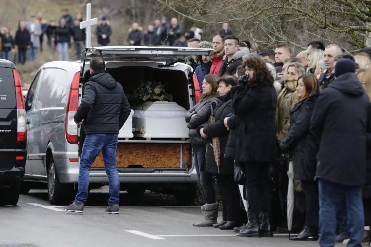 Hercegovina zavijena u crno: Prijatelji nose lijesove. Čuju se samo suze i jecaji