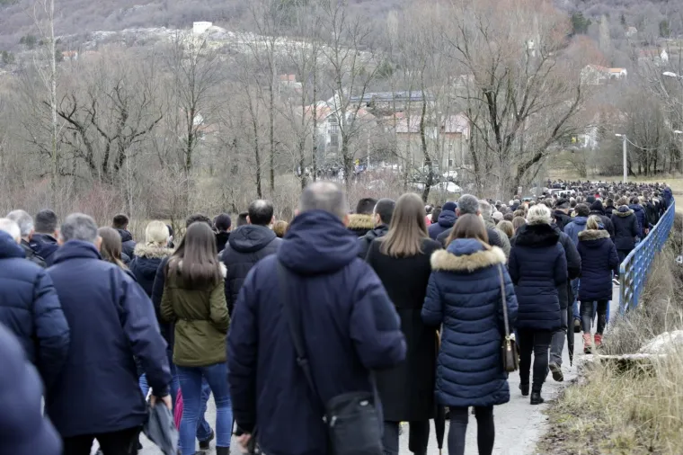 Hercegovina zavijena u crno: Prijatelji nose lijesove. Čuju se samo suze i jecaji