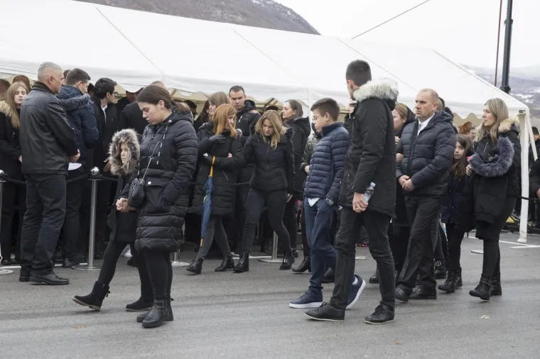 Hercegovina zavijena u crno: Prijatelji nose lijesove. Čuju se samo suze i jecaji