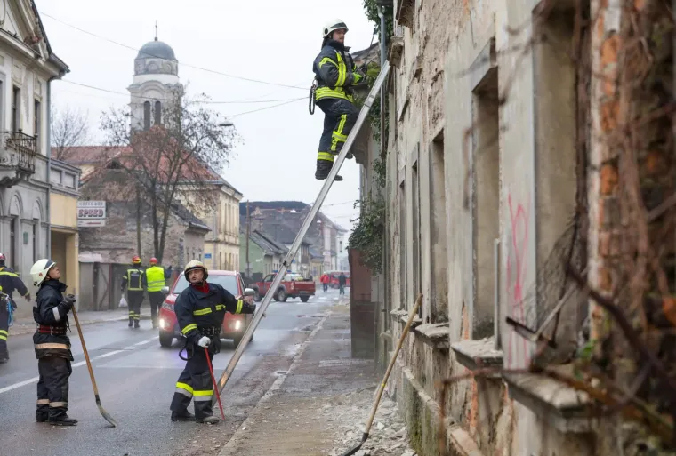 Gotovo tjedan dana nakon potresa, ulice Gline su puste: Na terenu su samo dežurne službe koje saniraju &scaron;tetu