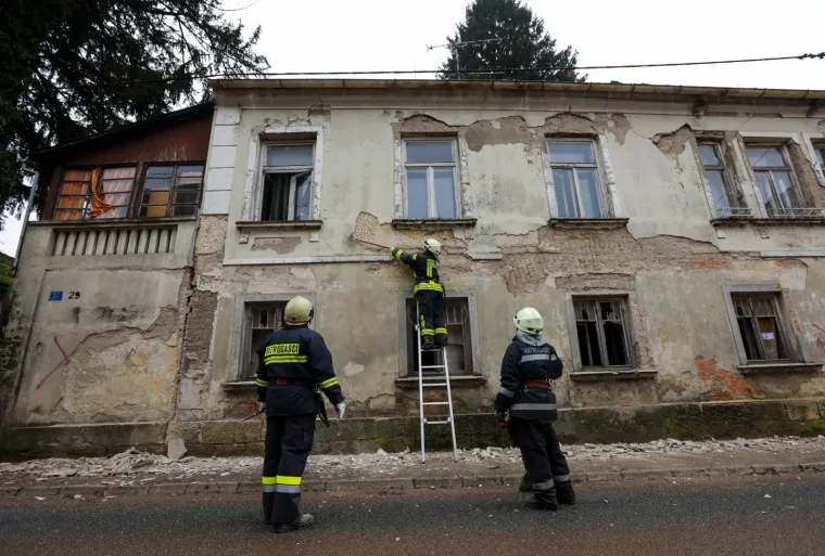 Gotovo tjedan dana nakon potresa, ulice Gline su puste: Na terenu su samo dežurne službe koje saniraju &scaron;tetu