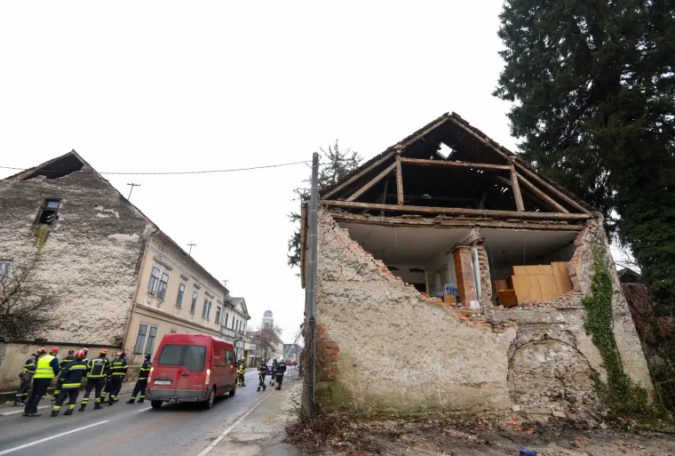Gotovo tjedan dana nakon potresa, ulice Gline su puste: Na terenu su samo dežurne službe koje saniraju &scaron;tetu