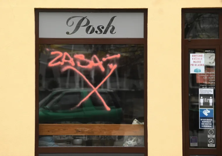 Gotovo tjedan dana nakon potresa, ulice Gline su puste: Na terenu su samo dežurne službe koje saniraju &scaron;tetu