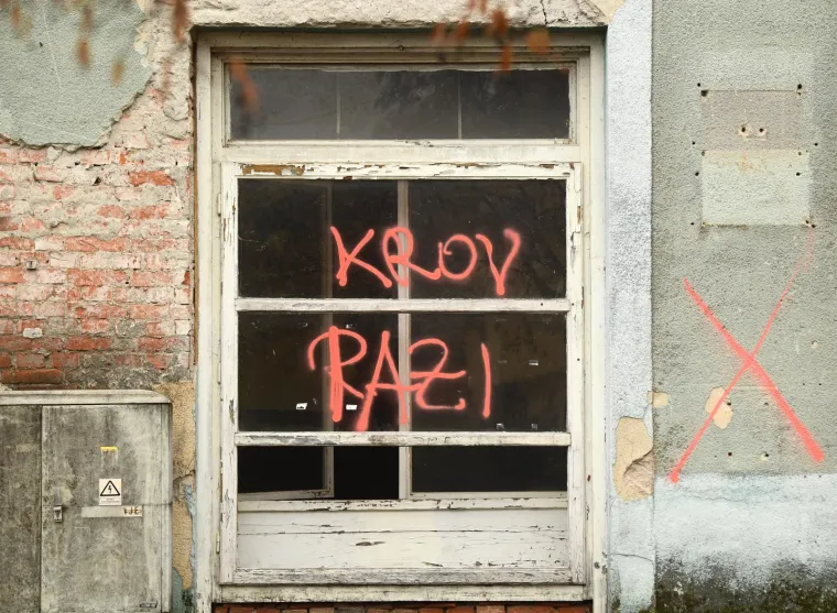 Gotovo tjedan dana nakon potresa, ulice Gline su puste: Na terenu su samo dežurne službe koje saniraju &scaron;tetu