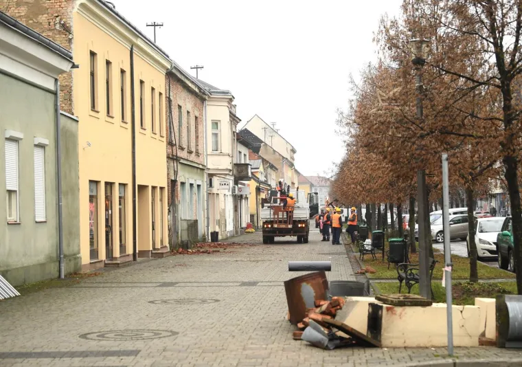 Gotovo tjedan dana nakon potresa, ulice Gline su puste: Na terenu su samo dežurne službe koje saniraju &scaron;tetu
