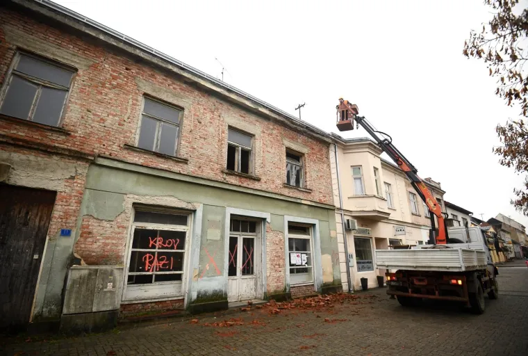 Gotovo tjedan dana nakon potresa, ulice Gline su puste: Na terenu su samo dežurne službe koje saniraju &scaron;tetu