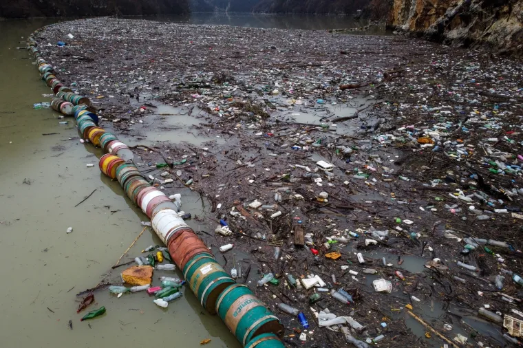 Pogled iz zraka na tisuće kubika otpada koji je zagadilo rijeku Drinu