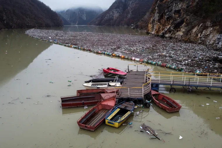 Pogled iz zraka na tisuće kubika otpada koji je zagadilo rijeku Drinu