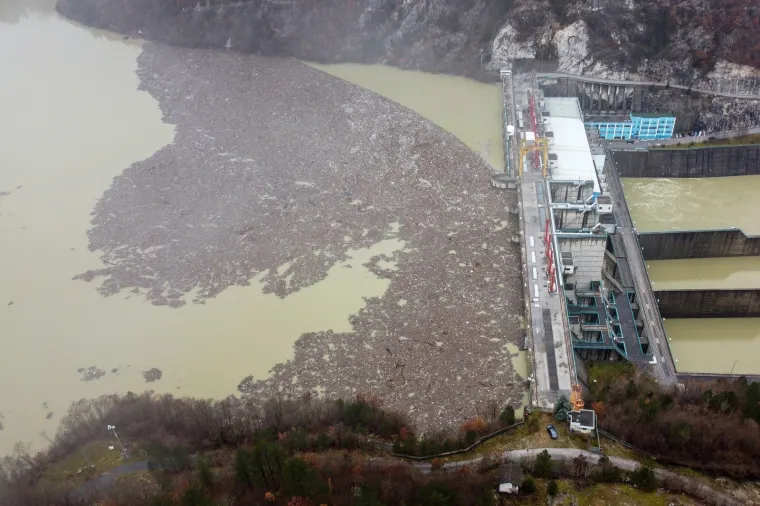 Pogled iz zraka na tisuće kubika otpada koji je zagadilo rijeku Drinu