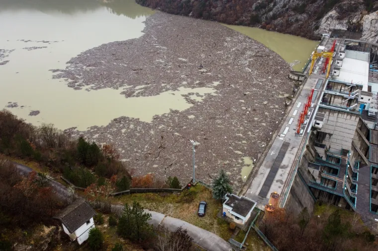 Pogled iz zraka na tisuće kubika otpada koji je zagadilo rijeku Drinu